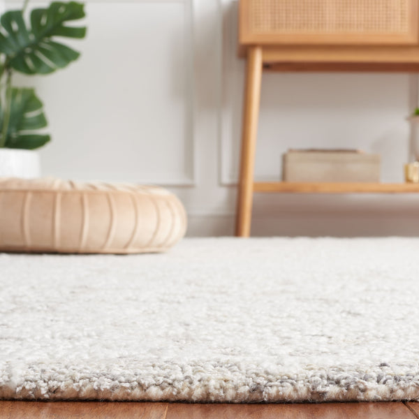 Safavieh Ebony 205 Hand Tufted Traditional Rug Ivory / Silver 5' x 8'