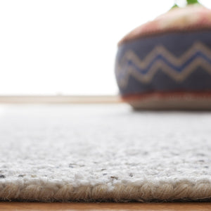 Safavieh Ebony 207 Hand Tufted Traditional Rug Grey / Ivory 4' x 6'