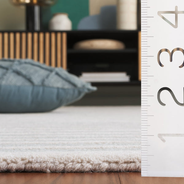 Safavieh Ebony Hand-tufted Area Rug - Luxurious Wool Blend For Elegant Living Spaces And Cozy Interiors Light Blue ,Ivory 80% Wool,20% Cotton Ebn325m-4