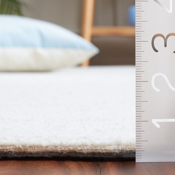 Safavieh Ebony 353 Hand Tufted  Rug Light Grey / Ivory 6' x 6' Round