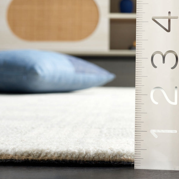 Safavieh Ebony 358 Checkered Hand Tufted  Rug Light Grey / Ivory 6' x 6' Round