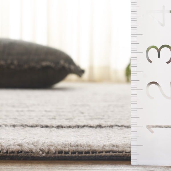 Safavieh Ebony Hand-tufted Runner Rug - Luxurious Gray And Black Design For Stylish Hallways And Spaces Grey ,Black 80% Wool % 20% Cotton Ebn527f-5