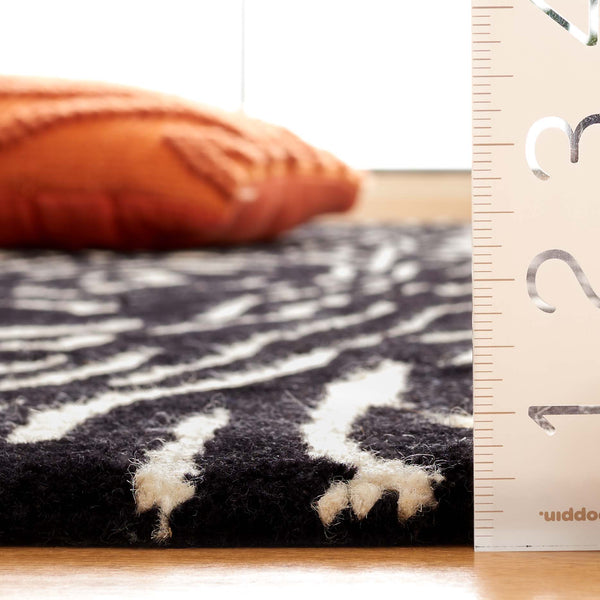 Safavieh Ebony Modern Hand-tufted Area Rug – Elegant Runner For Hallways, Entryways, And Home Decor Luxury Black ,Ivory 80% Wool,20% Cotton Ebn550z-5