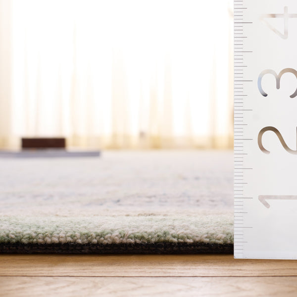 Safavieh Ebony Hand-tufted Runner Rug - Elegant Wool-cotton Blend For Stylish Hallways And High-traffic Areas Green ,Ivory Wool & Cotton Ebn822y-5