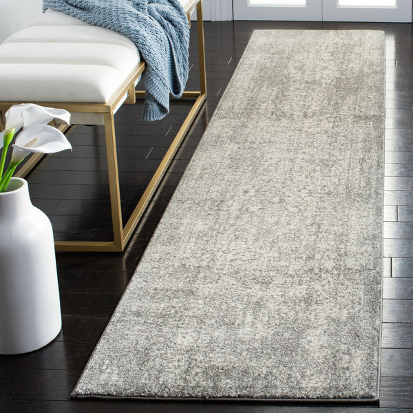 Safavieh Evoke Oval Area Rug In Silver Ivory — Transitional Low-Pile Power-Loomed Turkish Blend Rug 8Ft 6'-0" x 8'-0" EVK256S-68OV