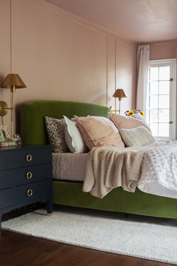 Safavieh Lorna Contemporary Nightstand With 3 Spacious Drawers For Elegant Bedroom Storage Solutions Navy/Gold FOX6232B