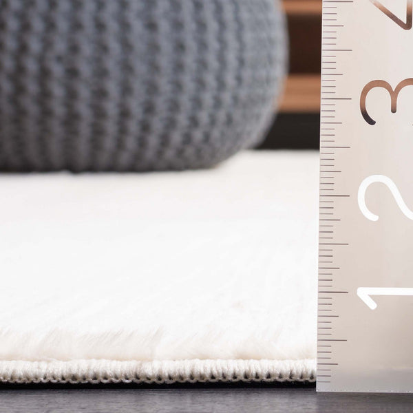 Safavieh Faux Rabbit Fur 100 Power Loomed Polyester Solid & Tonal Rug Ivory FRF100A-8