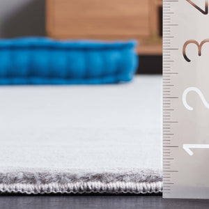 Safavieh Faux Rabbit Fur 100 Power Loomed Solid & Tonal Rug Silver FRF100G-6R