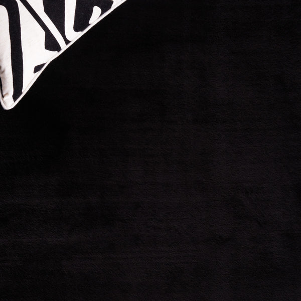 Safavieh Faux Rabbit Fur 100 Power Loomed Solid & Tonal Rug Black FRF100Z-6R