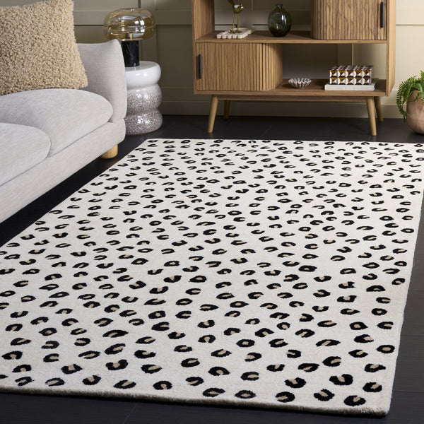 Safavieh Fifth Hand‑Tufted Ivory And Black Round Area Rug — Wool‑Cotton Blend, Low Pile, Timeless Glam Appeal 6'-0" x 6'-0" FTV175A-6R