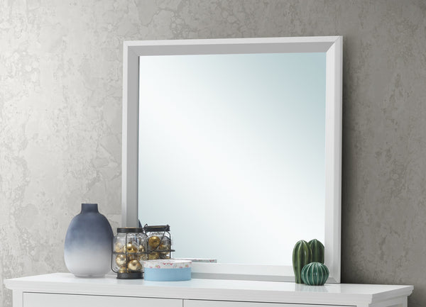 English Elm Primo Silver Champagne Wall Mirror 36"x36" Low-Distortion Glass, Wood Veneer Frame for Modern Décor White 38.5 L x 39.5 W x 3.5 H B078112163