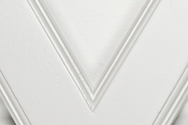 Noir Hugo Side Table - Hand-Carved Mahogany with Unique Round Design for Stylish Living Room Accents Solid White GTAB886SW