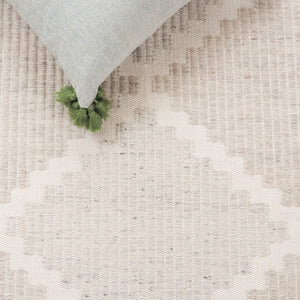 Safavieh Kilim Handwoven Area Rug With Chic Geometric Pattern - Eco-friendly, Durable, And Stylish Décor Piece Light Grey ,Beige Pet Klm439f-3