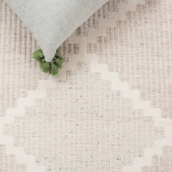 Safavieh Kilim Handwoven Area Rug With Chic Geometric Pattern - Eco-friendly, Durable, And Stylish Décor Piece Light Grey ,Beige Pet Klm439f-3