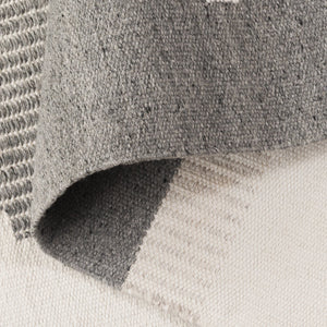 Safavieh Kilim Handwoven Runner Rug - Modern Geometric Design In Elegant Grey And Ivory For High Traffic Areas Light Grey ,Ivory Pet Klm440f-5