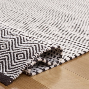Safavieh Kilim Handwoven Brown & Ivory Geometric Rug — Low-Profile Flatweave, Cotton-Wool Blend, Artisanal Crafted 4'-0" x 6'-0" KLM855T-4