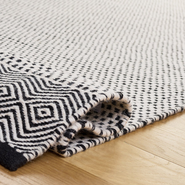 Safavieh Kilim Hand-Woven Black And Ivory Geometric Rug—Minimalist Scandinavian Accent, Durable Cotton-Wool Blend 3'-0" x 5'-0" KLM855Z-3