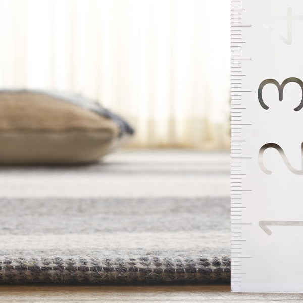 Safavieh Kilim Elegant Runner Rug - Contemporary Design With Luxurious Wool Blend For Stylish Home Décor Grey ,Charcoal 90% Wool,10% Polyester Klm877f-5