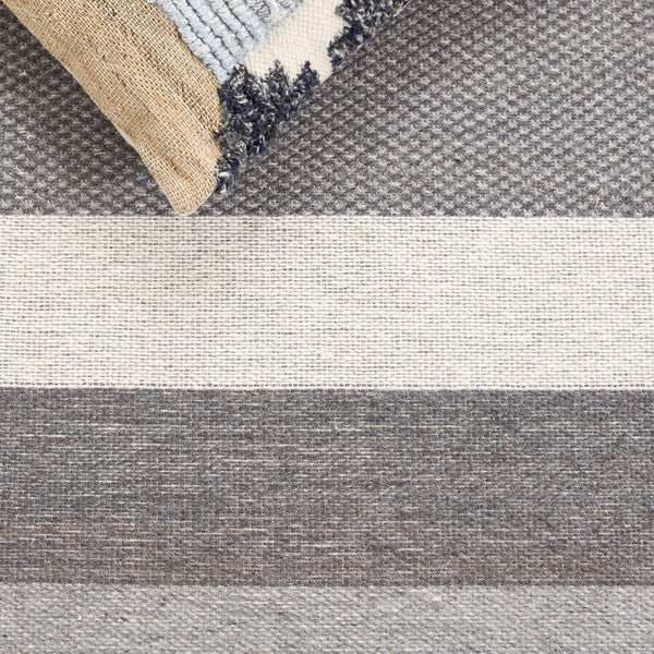 Safavieh Kilim Elegant Runner Rug - Contemporary Design With Luxurious Wool Blend For Stylish Home Décor Grey ,Charcoal 90% Wool,10% Polyester Klm877f-5