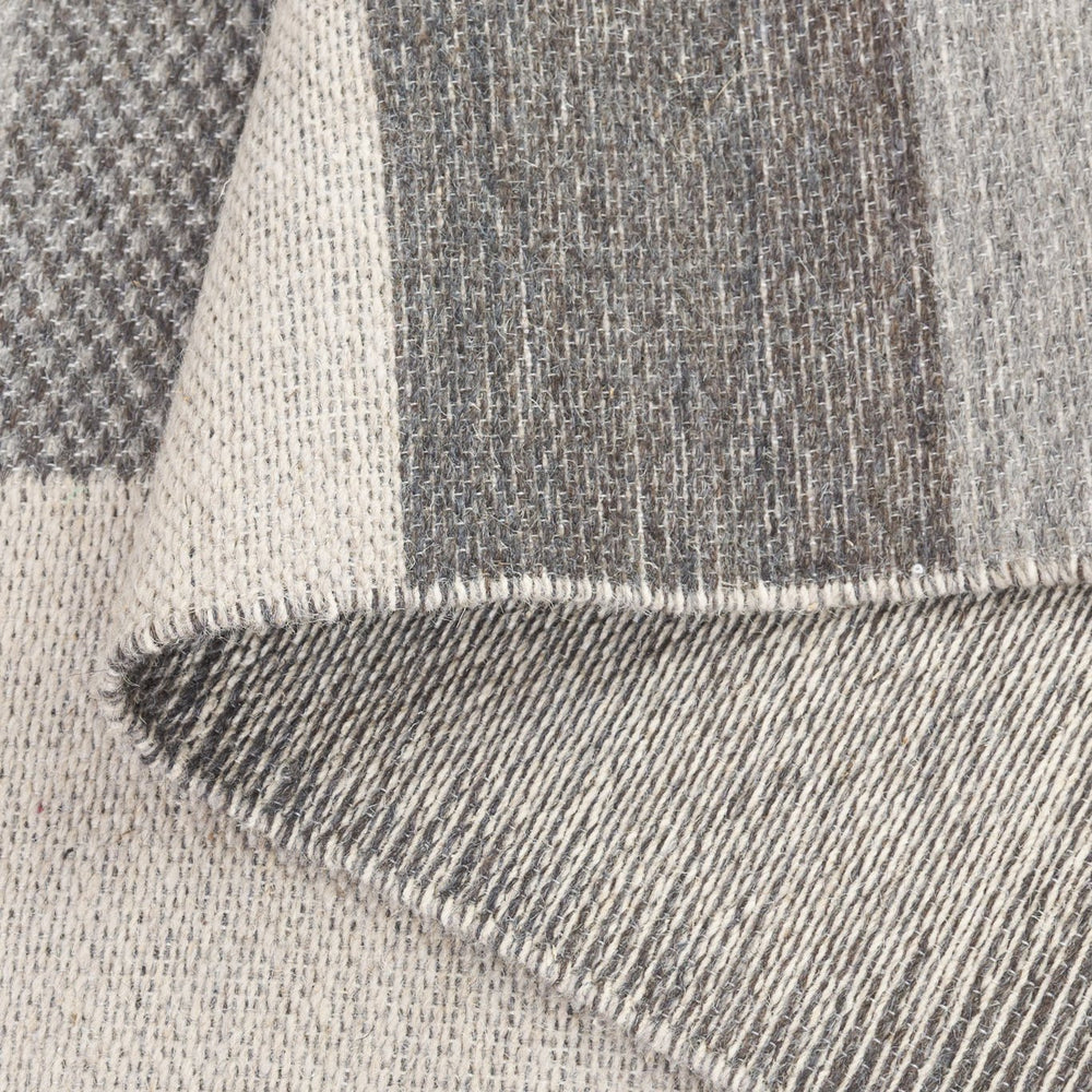 Safavieh Kilim Elegant Runner Rug - Contemporary Design With Luxurious Wool Blend For Stylish Home Décor Grey ,Charcoal 90% Wool,10% Polyester Klm877f-5