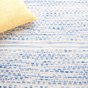 Safavieh Kilim 954 Hand Woven Solid & Tonal Rug Ivory / Blue 5' x 8'