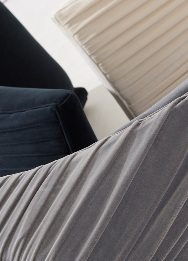 Safavieh De Luca Acrylic Leg Dining Chair In Hudson Grey - Stylish, Modern Design For Upscale Dining Spaces Hudson Grey Plywood Frame Knt4106f