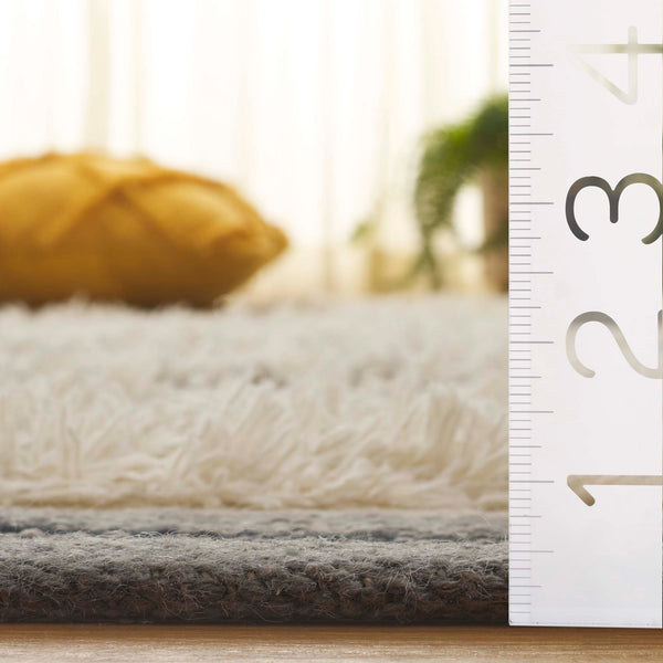 Safavieh Kenya Hand Woven Runner Rug - Elegant Geometric Design For Hallways, Entryways, And Living Spaces Grey ,Ivory 80% Wool,20% Cotton Kny279f-5