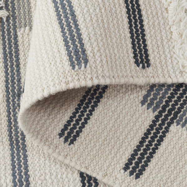 Safavieh Kenya Hand Woven Runner Rug - Elegant Geometric Design For Hallways, Entryways, And Living Spaces Grey ,Ivory 80% Wool,20% Cotton Kny279f-5