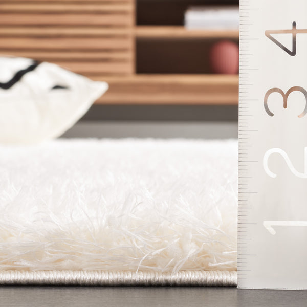 Safavieh Lindsay Shag 560 Power Loomed Shag & Flokati Rug Ivory 5'-3" x 7'-6"
