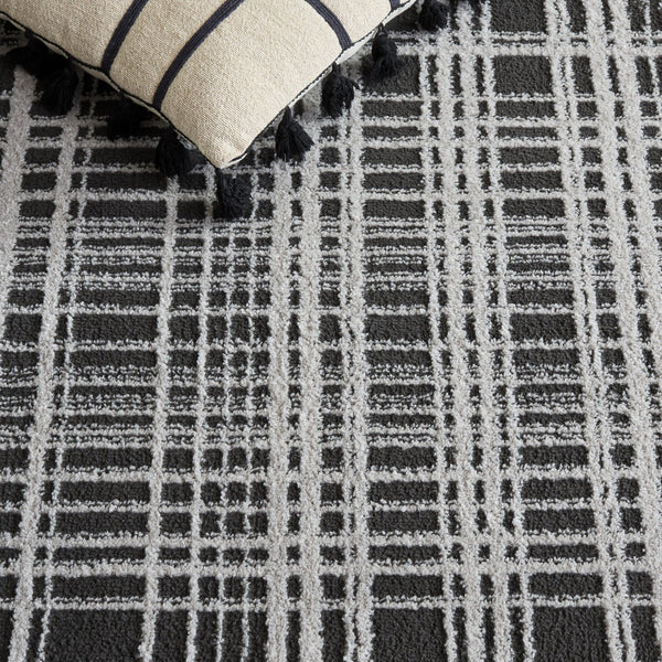 Safavieh Lunara Sleek Black And Ivory Area Rug — Low-Profile, Power-Loomed Durability For Modern Spaces 4'-0" x 6'-0" LUA304Z-4