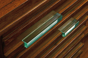 Lexington Tommy Bahama Home Princeville Media Console - Elegant Pan-asian Design With Decorative Glass, Adjustable Shelves & Ventilation Sebana  556-907