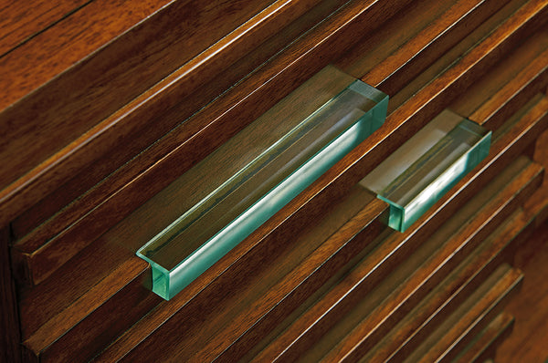 Lexington Tommy Bahama Home Princeville Media Console - Elegant Pan-asian Design With Decorative Glass, Adjustable Shelves & Ventilation Sebana  556-907