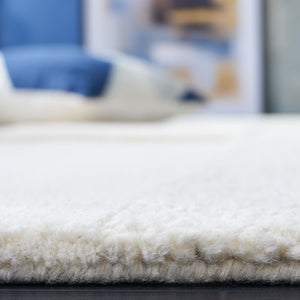 Safavieh Manhattan 576 Hand Tufted Contemporary Rug Ivory / Beige 5' x 8'