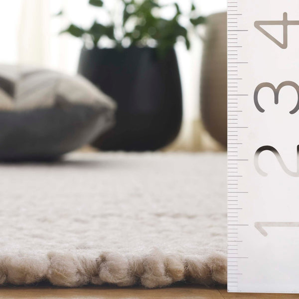 Safavieh Manhattan Luxe Hand-woven Area Rug In Light Hue - Chic Modern Design For Timeless Home Elegance Ivory 85% Wool,15% Cotton Man676a-9