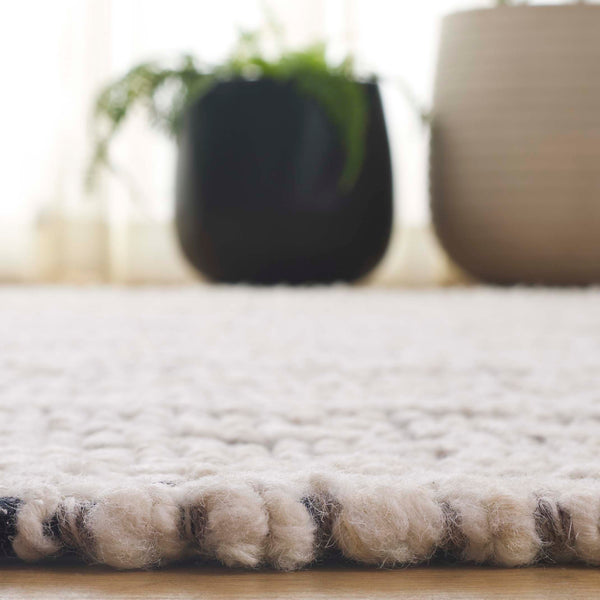 Safavieh Manhattan Hand-woven Runner Rug - Modern Elegance, Luxurious Wool Blend, Perfect For Any Space Ivory ,Black 85% Wool,15% Cotton Man676z-5