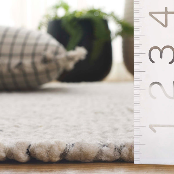 Safavieh Manhattan Hand-woven Runner Area Rug - Luxurious Premium Wool Blend For Modern Home Décor Elegance Ivory ,Black 85% Wool,15% Cotton Man677a-5