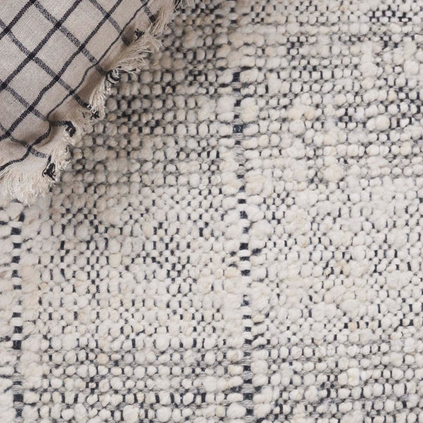 Safavieh Manhattan Handcrafted Wool-cotton Blend Area Rug - Modern Design For Stylish Home Interiors Ivory ,Black 85% Wool,15% Cotton Man677a-4