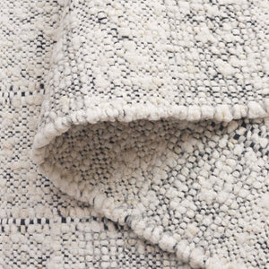 Safavieh Manhattan Handcrafted Wool-cotton Blend Area Rug - Modern Design For Stylish Home Interiors Ivory ,Black 85% Wool,15% Cotton Man677a-4