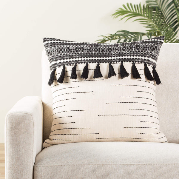 Jaipur Living Jaipur Living Mercado Cotton Tribal Pillow Cover with Tasseled Bohemian Texture PLC102242