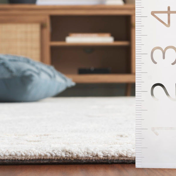 Safavieh Metro Hand Tufted Rug In Elegant Neutral Tones – Timeless Traditional Style For Effortless Decor Light Grey ,Ivory 50% Wool,30% Pet,20% Cotton Met201g-8