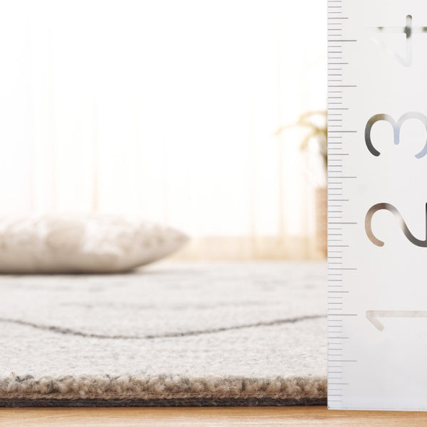 Safavieh Metro Handcrafted Wool And Cotton Area Rug - Elegant Geometric Design For Timeless Home Decor Style Grey ,Black 80% Wool 20% Cotton Met385f-4