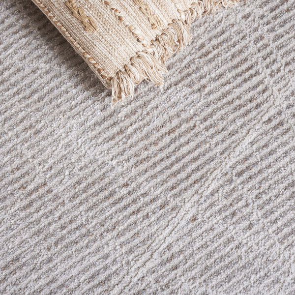 Safavieh Mila Modern Area Rug - Luxurious Abstract Design For Comfort And Style In Any Home Décor Space Grey ,Ivory Polyester Mil236f-9