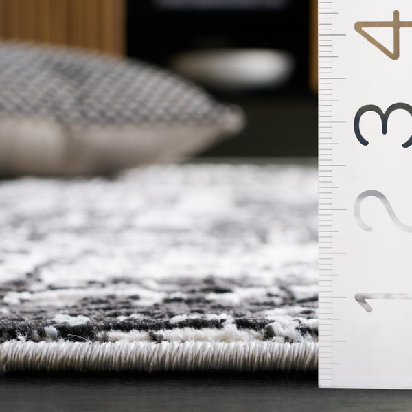 Safavieh Mila Elegant Area Rug - Modern Power Loomed Design For Sophisticated Home Decor And Comfort Ivory ,Black Polyester Mil294a-8