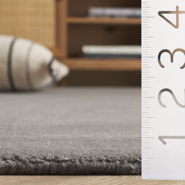 Safavieh Mirage Hand-Loomed Wool Blend Runner Rug Soft Neutral Grey Hallway Entryway Accent MIR685F-28