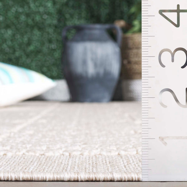 Safavieh Milos Elegant Geometric Rug - Timeless Design, Durable Construction, Perfect For Indoor & Outdoor Spaces Beige Polypropylene Mlo112b-7r