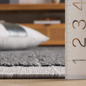 Safavieh Milos Elegant Geometric Rug - Timeless Design, Durable Construction, Perfect For Indoor & Outdoor Spaces Charcoal Polypropylene Mlo112h-7r