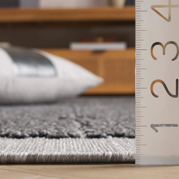 Safavieh Milos Elegant Geometric Rug - Timeless Design, Durable Construction, Perfect For Indoor & Outdoor Spaces Charcoal Polypropylene Mlo112h-7r