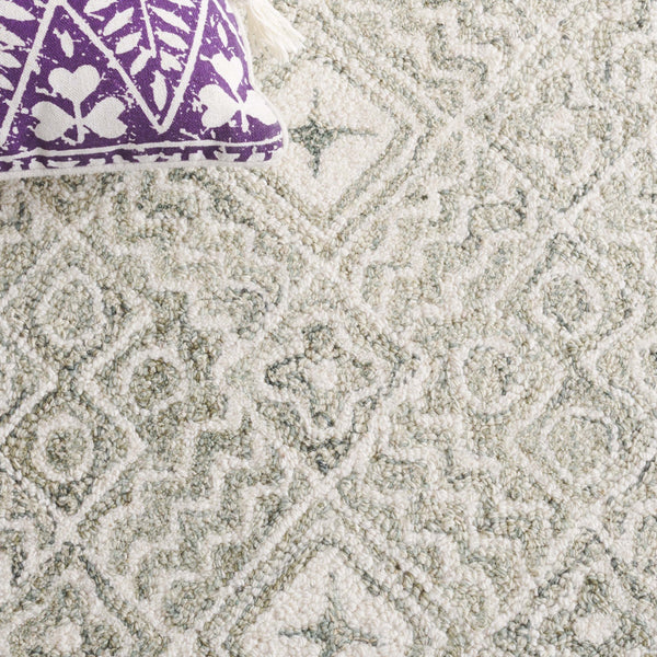 Safavieh Micro-loop Hand-tufted Rug In Elegant Grey And Ivory – Timeless Artistry For Any Home Decor Style Silver ,Ivory 80% Wool And 20% Cotton Mlp803g-4