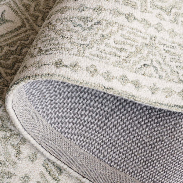 Safavieh Micro-loop Hand-tufted Rug In Elegant Grey And Ivory – Timeless Artistry For Any Home Decor Style Silver ,Ivory 80% Wool And 20% Cotton Mlp803g-4