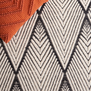 Safavieh Marbella 454 MRB454 Handloomed  Rug Black / Ivory MRB454Z-6